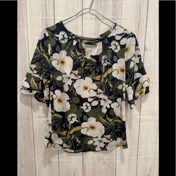 New York & Company Tops - NEW YORK & COMPANY short sleeve green flower top / size M